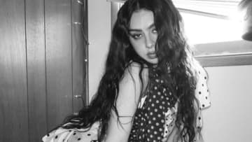 チャーリーXCX、『How I'm Feeling Now』の発売5周年を記念して「Party 4 U」のミュージック・ビデオが公開