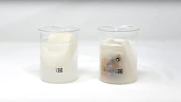 水に溶ける外装用素材「アクアフェード」、電子廃棄物問題解決の救世主となるか