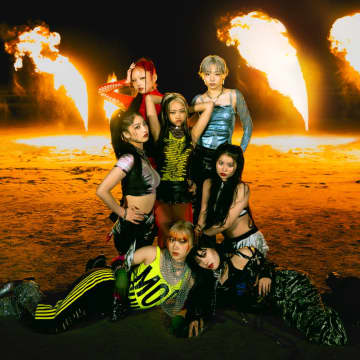 HANA、新ビジュアルで炎に囲まれる