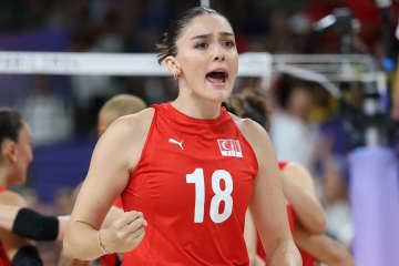 「足なげえええええ！」198cmトルコ美女バレーボーラーの“へそ出し×ミニスカ”全身ショットにネット騒然！「スタイル抜群」「眩しすぎます」