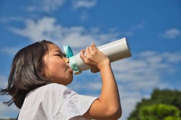 暑い季節に毎日使う子どもの水筒は、水洗いだけでは不十分。麦茶を作るときも、衛生面に注意が必要です【専門家監修】