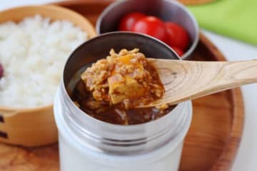 お昼まで味が染みる！定番にしたい「麻婆豆腐」「ミニトマト」2品弁当
