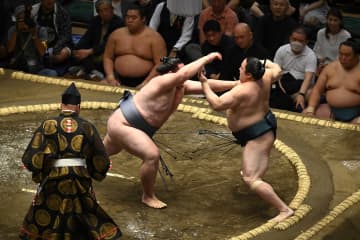 「46歳には見えない！」大相撲中継にがっつり映り込んだ“イケメン大河俳優”が話題！「バリ目立つな」「原監督もおったぞ」
