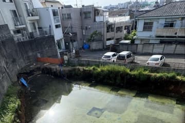 目黒区のアパート跡地に「大きな池」が出現　衝撃的な光景に思わず目を疑ってしまう