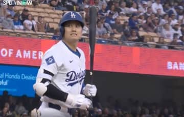 一体、何が起きた？ 大谷翔平、一瞬見せた“謎の表情”「どうしたw」「どこ見てる？」 叫びながらのリアクションが話題に