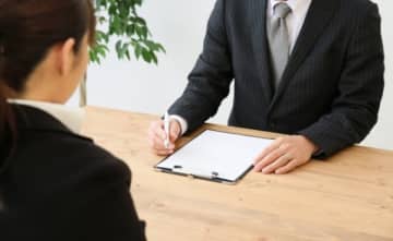初任給をはぐらかす面接官「ウチで働いてくれるんですよね」→ 不信感MAX、その場で辞退した女性