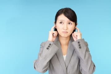 職場で煎餅「ボリボリ」ってアリ？ “音と匂い”に同僚は「集中できない！」と悲鳴