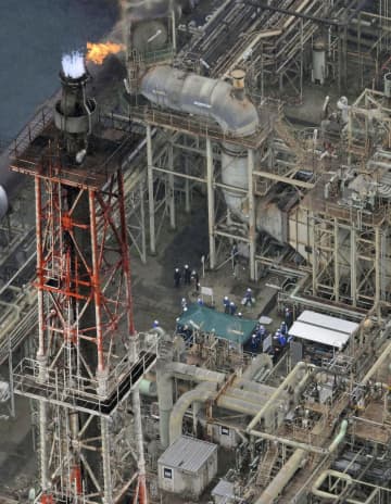 製油所ガス漏れ、男性死亡　1人意識不明、硫化水素
