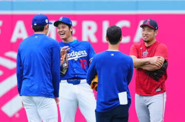 大谷翔平、菊池雄星と再会で13分間談笑　雄星の話に爆笑の場面も…由伸＆朗希も加わり日本人4人で笑顔の交流