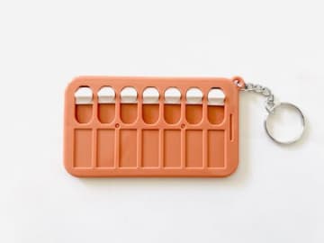 【セリア】おもちゃみたいなキーホルダー。一体コレなーんだ！「忘れっぽい人」や「心配性の人」を守ってくれるアイテムです♪