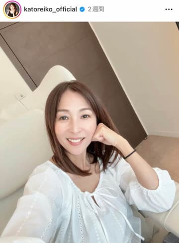 かとうれいこ56歳、ミニスカウェアでゴルフへ　「池に映る逆さ富士山」幻想的ショットが話題