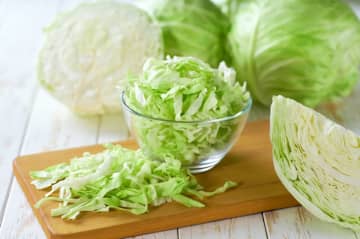 キャベツ1玉が「150円」程度になり価格が落ち着いてきました。カット野菜1袋100円とキャベツ1玉ではどちらがオトクなのでしょうか？