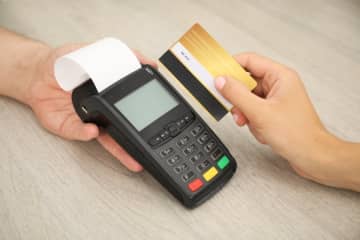夫は「クレカ払いのほうがお得」と言ってすべてを「クレカ払い」にしようとします。クレジットカードのポイントは1％程度ですが、本当に「お得」なのでしょうか？