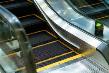 ＜助けたのに逆ギレ！？＞エスカレーターで、指を挟みそうな子を救出！ → 親の「何すんねん」に絶句