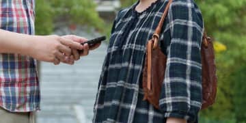 「アンケートをお願いします」はもう古い？　悪質キャッチセールスが“裏の狙い”へ巧妙にターゲットを誘導する「騙しの手口」とは