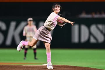 バズった大人気歌手の“ピンク仕様”が「めっちゃ可愛い」　福岡での豪快投球が反響