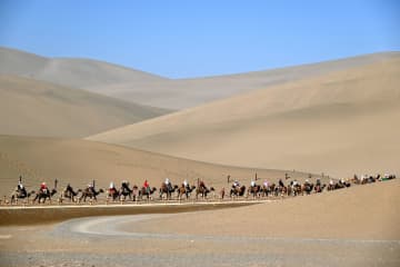 鳴沙山・月牙泉風景区に観光シーズン到来　中国・敦煌
