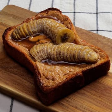 【バナナとピーナッツの甘じょっぱ神コンビ】食パンがデザートに化ける濃厚バナナピーナッツトースト