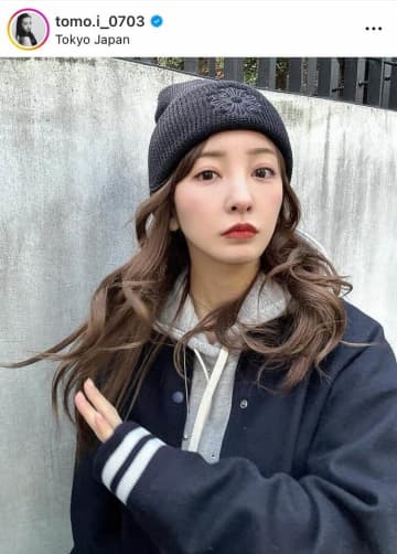 「可愛すぎ」板野友美33歳、ミニスカコーデでほっそり美脚の破壊力「いつもオシャレでかっこいい！」