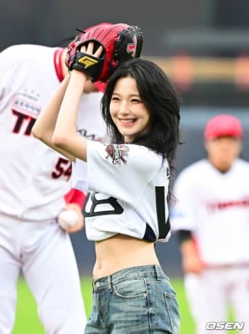 【PHOTO】fromis_9 ソン・ハヨン＆ペク・ジホン、始球・始打式に登場…キュートな笑顔