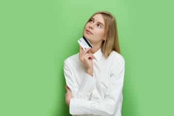 「プラチナカード」の「インビテーション」を得たいです。いくらくらいの「年収」があれば「招待」されますか？