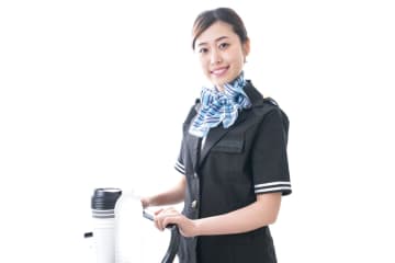 客室乗務員の平均年収は534万円って本当？ 「国内線」と「国際線」で給与に違いはあるの？