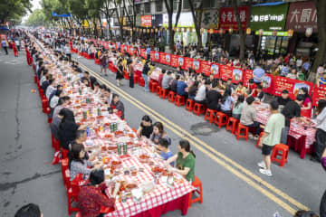 中国湖南省でザリガニフェスティバル
