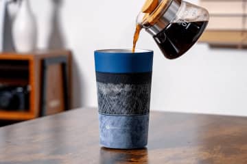 注ぐだけで冷え冷えアイスコーヒーに！ -18℃でも凍らない特殊ジェル内蔵の冷却ドリンクボトル「IceQuick Neo」