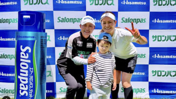 「こんな日が来るなんてねぇ」横峯さくら親子とライバル・宮里藍のスリーショットにファン感動の声
