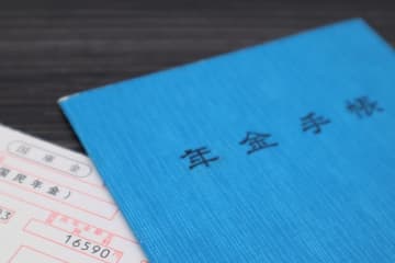 来年60歳になります。「60歳以降は国民年金保険料を払わなくていい」と聞きましたが本当ですか？