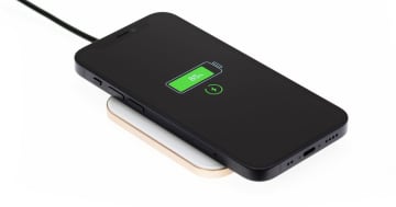 ワイヤレス充電は意味ない？「充電効率が悪い」「バッテリー劣化する」のにそれでも使われる理由