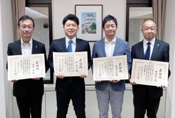 小田原　燃える家にはしごをかけ…ご近所さん4人が連携、母子ら3人を救助