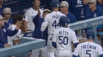 大谷翔平がロバーツ監督にムチャ振り？ ヒマワリの種担当“不在”でセレブレーションがわちゃわちゃ「カオス状態」の一部始終