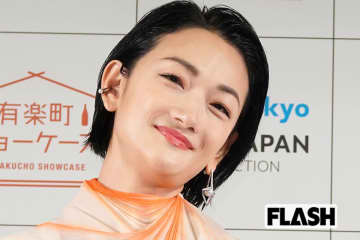 冨永愛、身長179cmの「美脚写真」のスラリと伸びた意外な“体の一部”に思わずファンため息