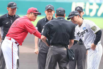 阪神・藤川球児監督と広島・新井貴浩監督が固い握手　球場内からは安堵の声援と拍手