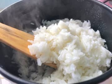 我が家では毎日、ご飯を夜に炊いて朝まで「保温」しているのですが、電気代はどのくらいかかるのでしょうか？