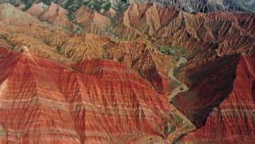 初夏の彩り帯びる丹霞地形　中国新疆ウイグル自治区