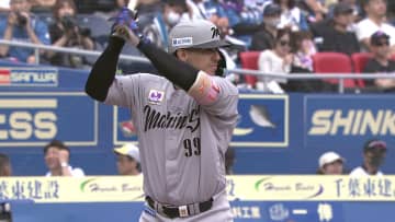【ロッテ】9回2アウトの土壇場からソトの劇的同点弾！　ロッテファンが埋め尽くすライトスタンドへ打球を放つ