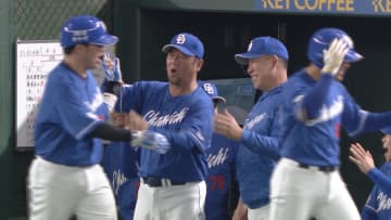 中日3季ぶり“1試合4HR”で巨人に逆転勝ち　松中コーチ＆井上監督も笑顔で選手を迎える