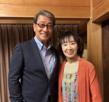 三田佳子、初めて共演した中井貴一との写真を公開「すっかり中年の魅力いっぱい」