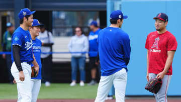 大谷翔平は爆笑する様子も　菊池雄星らと日本人4人が試合前に集結　山本由伸は深々とお辞儀
