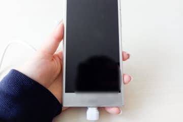 気をつけなければ…　約6割に起きた「スマホの充電」にまつわるトラブル