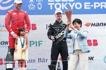 小池百合子都知事がフォーミュラE東京大会に2度目の来場。表彰台でニッサンの母国初優勝を祝福