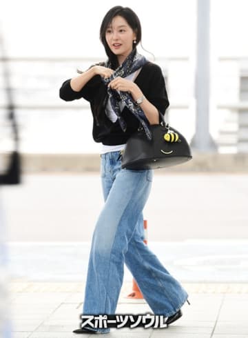 “涙の女王”キム・ジウォン、空港をランウェイに変えた出国ファッションが話題【PHOTO】