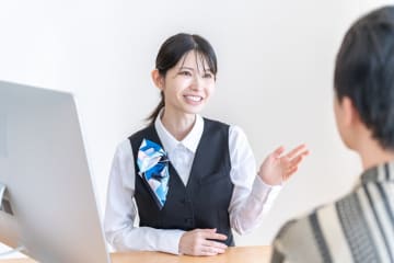 銀行で働いている30代の友人家族は毎年2～3回は旅行に行っているそうです。「銀行員」の年収ってどれくらいなのでしょうか？