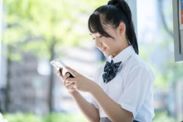 中学生の子どもに「スマホを持たせるか」で夫婦の意見が割れています。子どもにかけるスマホの費用はどのくらいなのでしょうか？
