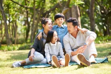 姉夫婦は世帯年収800万円ですが「生活が苦しい」と言っています。子ども2人の「4人家族」だと、支出額はどのくらいなのでしょうか？