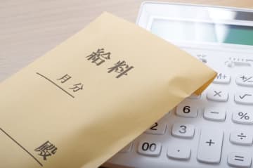 「東京で働いて年収400万円」と話したら、母に「高年収だ」と驚かれた！ 1人暮らしで余裕はないですが、本当に高収入なのでしょうか？“地方の収入”と比較