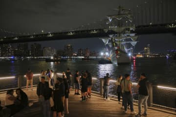 NY橋に訓練帆船衝突、2人死亡　メキシコ海軍