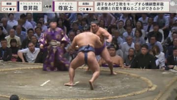 「行司危ない…！」立ち合い直後、行司が激しく転倒するハプニングにどよめき「え？」「だいじょぶ？」驚きの反応